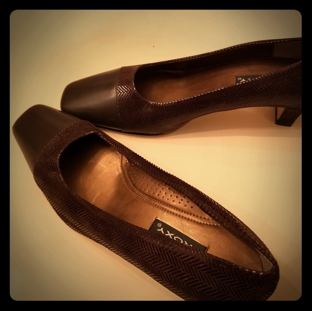 I am selling a pair of size 9 shoes.
